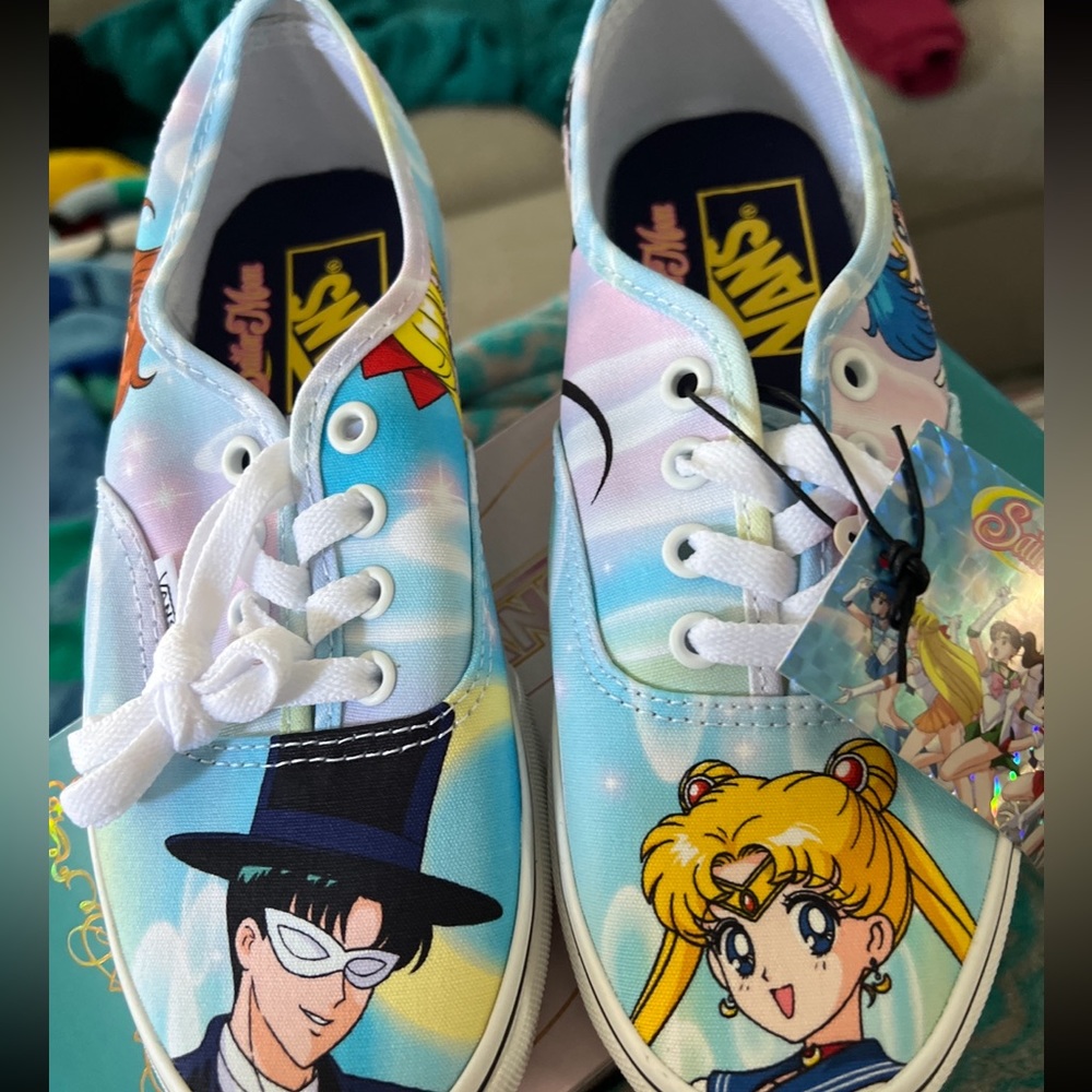 Womens size 6 new with box took the tag off but never worn only tried on.